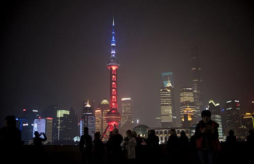Bleu-blanc-rouge: les capitales du monde solidaires avec Paris.