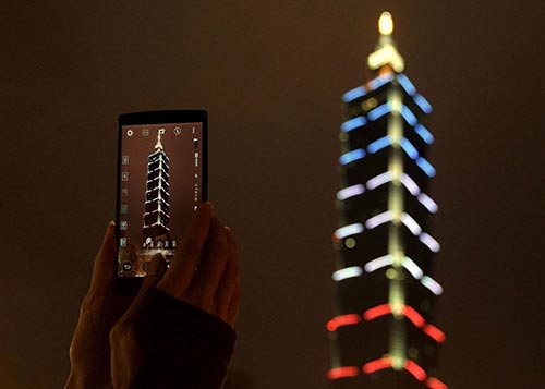 Bleu-blanc-rouge: les capitales du monde solidaires avec Paris.