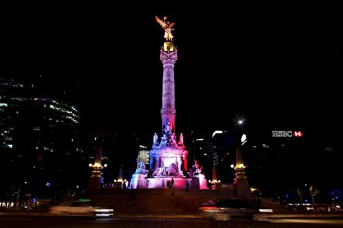 Bleu-blanc-rouge: les capitales du monde solidaires avec Paris.