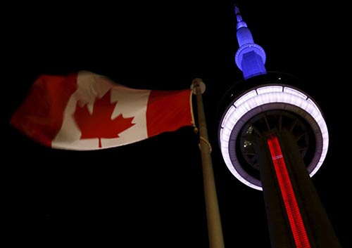 Bleu-blanc-rouge: les capitales du monde solidaires avec Paris.