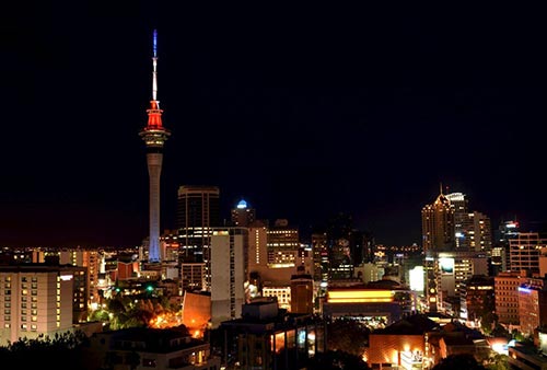 Bleu-blanc-rouge: les capitales du monde solidaires avec Paris.