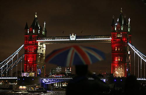 Bleu-blanc-rouge: les capitales du monde solidaires avec Paris.