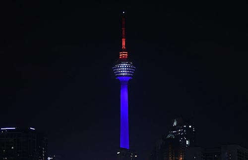 Bleu-blanc-rouge: les capitales du monde solidaires avec Paris.
