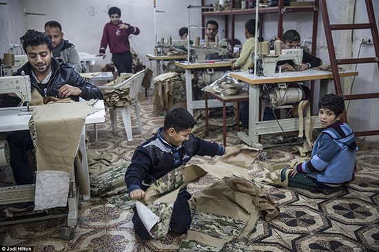 Des enfants réfugiés fabriquent les uniformes de «Daech» en Turquie