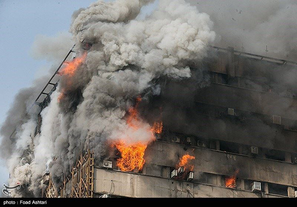 Un gigantesque incendie à Téhéran, au moins 30 pompiers tués.