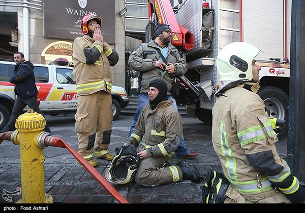 Un gigantesque incendie à Téhéran, au moins 30 pompiers tués.