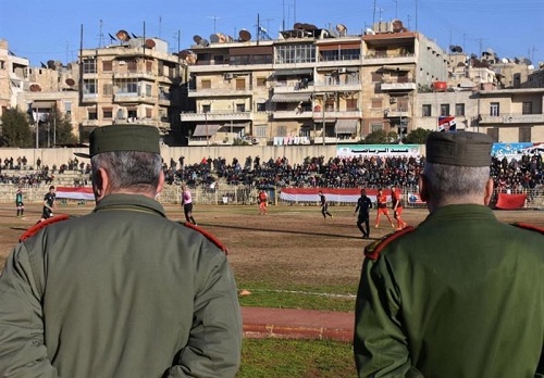A Alep, des supporters ravis d’assister au premier match de foot depuis des années.