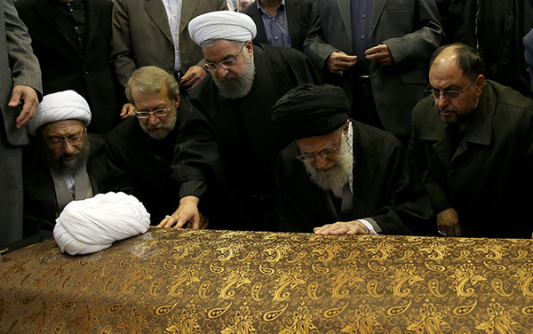 Iran: des dizaines de milliers de personnes aux funérailles de l’ex-président Rafsandjani.