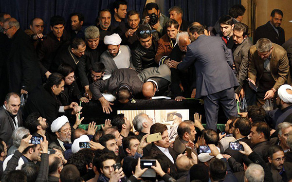 Iran: des dizaines de milliers de personnes aux funérailles de l’ex-président Rafsandjani.