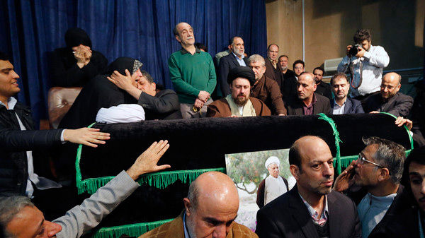 Iran: des dizaines de milliers de personnes aux funérailles de l’ex-président Rafsandjani.