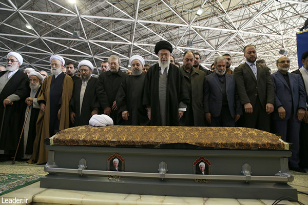 Iran: des dizaines de milliers de personnes aux funérailles de l’ex-président Rafsandjani.