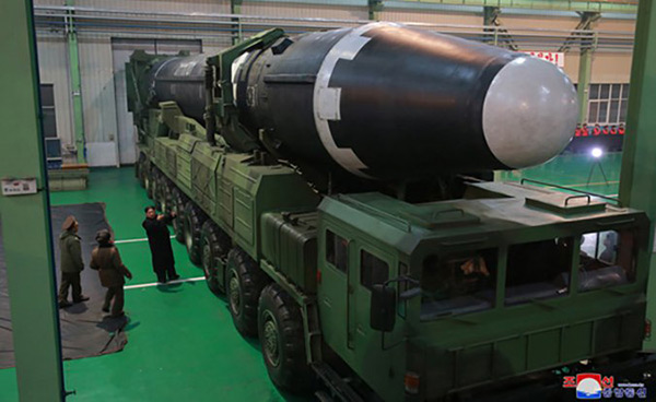 Pyongyang dévoile les photos du tir du missile balistique Hwasong-15.