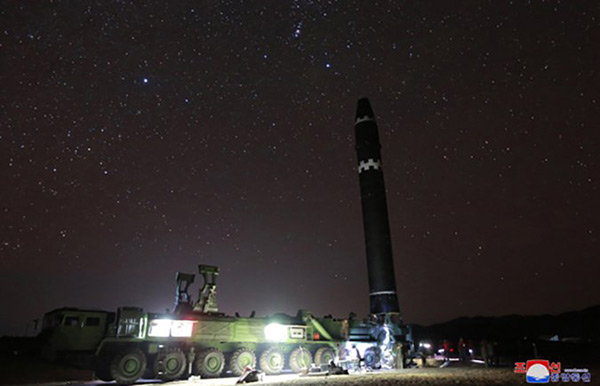 Pyongyang dévoile les photos du tir du missile balistique Hwasong-15.