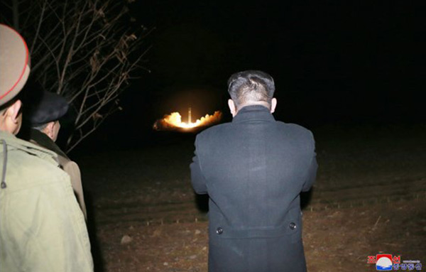 Pyongyang dévoile les photos du tir du missile balistique Hwasong-15.