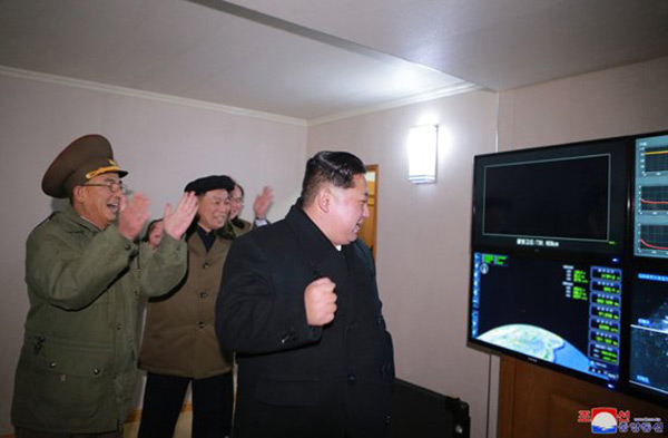 Pyongyang dévoile les photos du tir du missile balistique Hwasong-15.