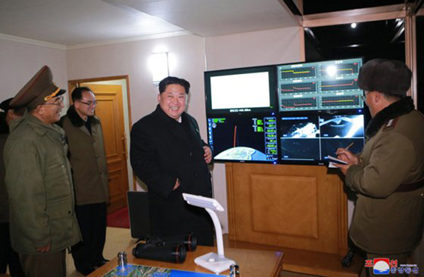 Pyongyang dévoile les photos du tir du missile balistique Hwasong-15.