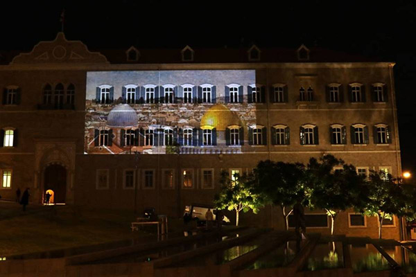 Beyrouth illuminé aux images de la mosquée al-Aqsa et de l’église du Saint-Sépulcre.