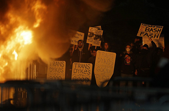 Des centaines d'étudiants US manifestent contre la venue d'un éditorialiste de Breitbart.
