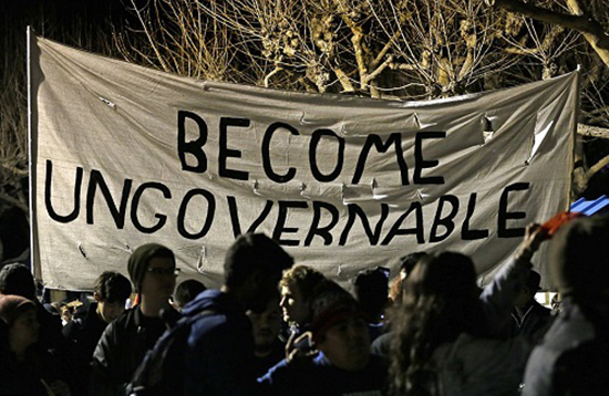 Des centaines d'étudiants US manifestent contre la venue d'un éditorialiste de Breitbart.