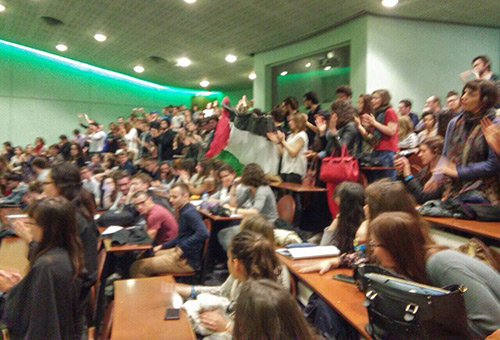 L’ambassadrice d’«Israël» boycottée par des étudiants pro-palestiniens à Sciences Po Rennes.
