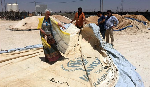 Une tente de réfugiés syriens ou une robe?