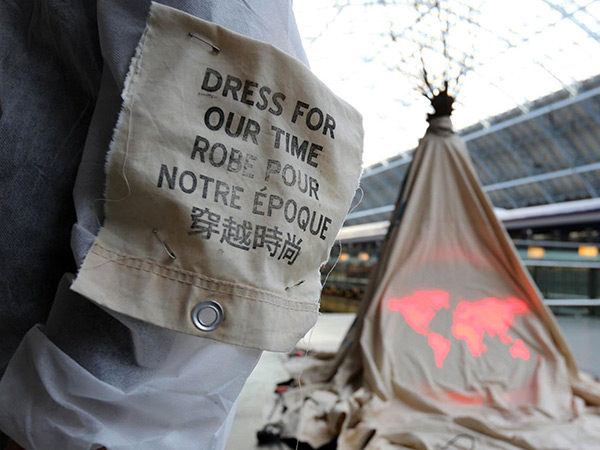 Une tente de réfugiés syriens ou une robe?