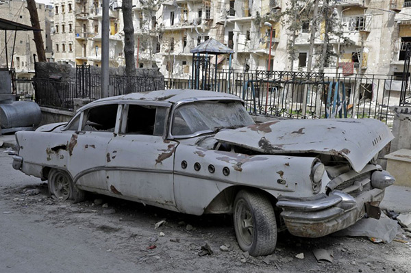 Il a vu ses voitures de collection détruites par la guerre à Alep.