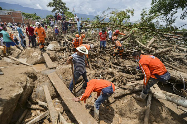 Coulée de boue en Colombie: le bilan s’alourdit à 254 morts, dont 43 enfants.