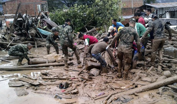 Coulée de boue en Colombie: le bilan s’alourdit à 254 morts, dont 43 enfants.