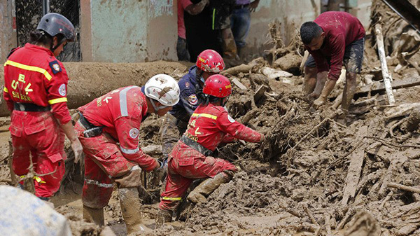 Coulée de boue en Colombie: le bilan s’alourdit à 254 morts, dont 43 enfants.