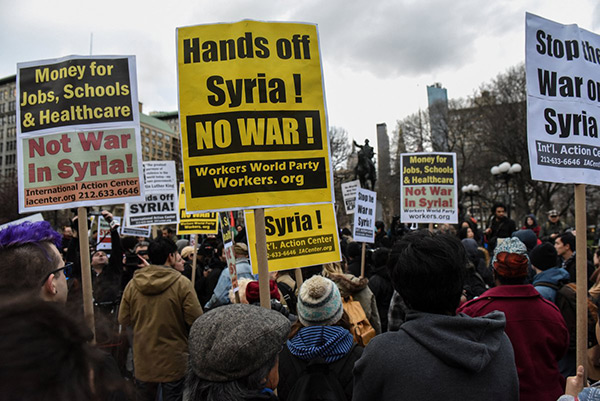 #HandsOffSyria: à New York, San Francisco… des manifestations contre les frappes US en Syrie.