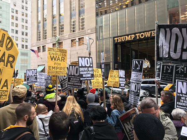 #HandsOffSyria: à New York, San Francisco… des manifestations contre les frappes US en Syrie.
