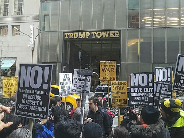 #HandsOffSyria: à New York, San Francisco… des manifestations contre les frappes US en Syrie.