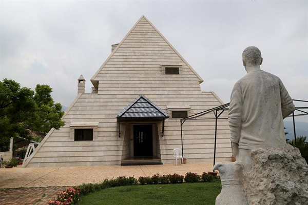Liban: avions, pyramides… les villas surréalistes de Miziara.