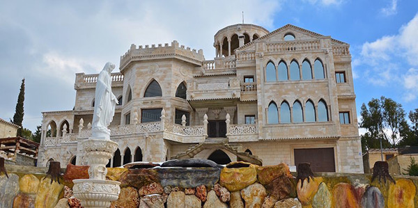 Liban: avions, pyramides… les villas surréalistes de Miziara.