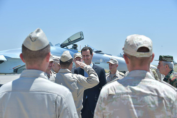Syrie: visite du président Assad à la base de Hmeimim.
