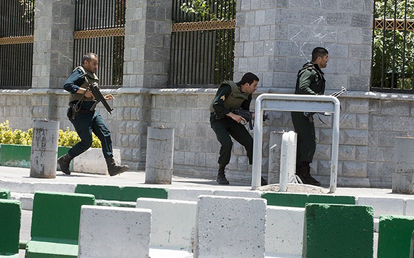 Iran: deux attentats terroristes secouent Téhéran.