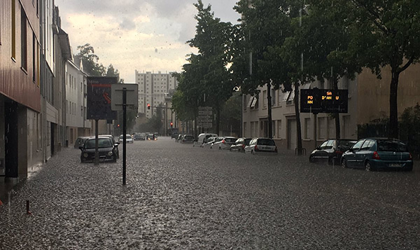 France: des pluies diluviennes sur Paris et Nantes, 12 départements en vigilance orange.
