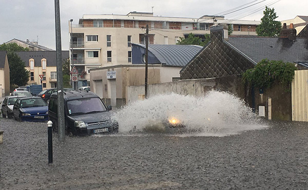 France: des pluies diluviennes sur Paris et Nantes, 12 départements en vigilance orange.