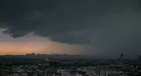 France: des pluies diluviennes sur Paris et Nantes, 12 départements en vigilance orange.