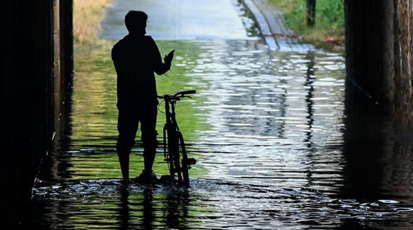 France: des pluies diluviennes sur Paris et Nantes, 12 départements en vigilance orange.