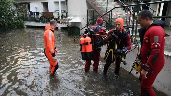 France: des pluies diluviennes sur Paris et Nantes, 12 départements en vigilance orange.