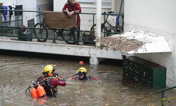 France: des pluies diluviennes sur Paris et Nantes, 12 départements en vigilance orange.