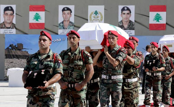 Liban: le dernier adieu aux militaires victimes des terroristes.