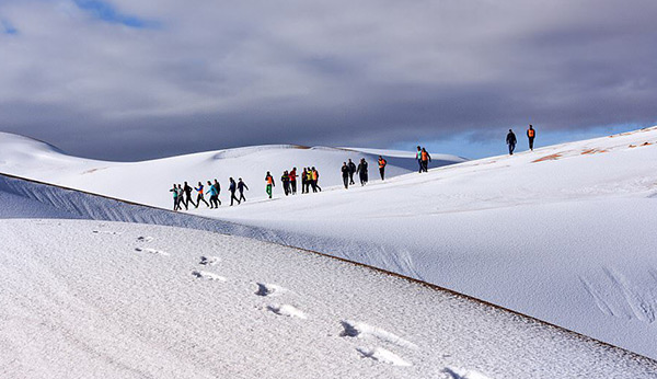 La neige tombe au Sahara… des images à couper le souffle.
