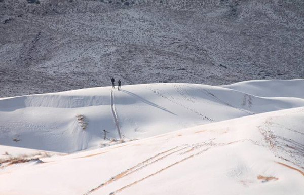 La neige tombe au Sahara… des images à couper le souffle.