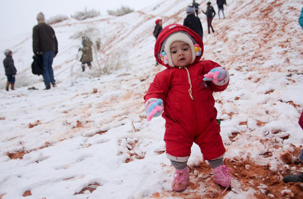La neige tombe au Sahara… des images à couper le souffle.