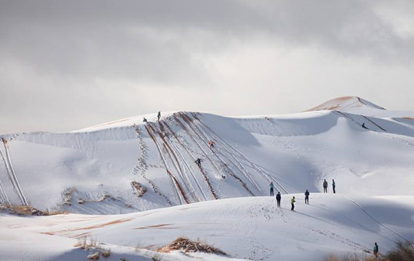 La neige tombe au Sahara… des images à couper le souffle.