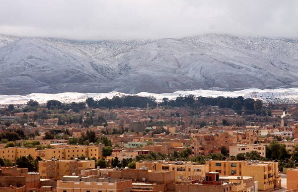 La neige tombe au Sahara… des images à couper le souffle.
