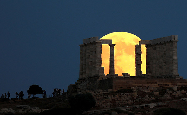 Le monde a observé la plus longue éclipse de Lune du XXIe siècle